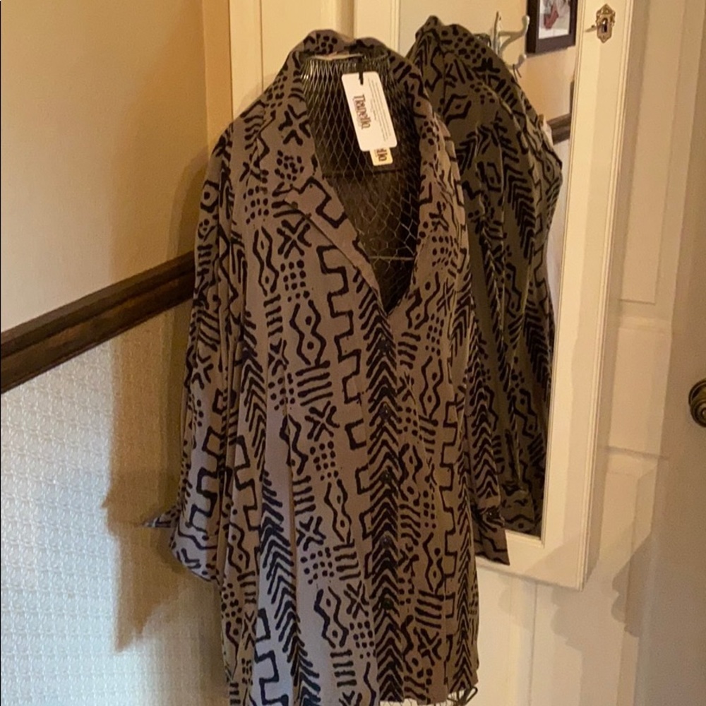 Geometric design great over leggings